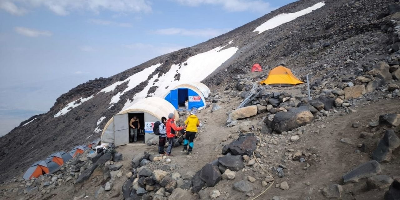 Ağrı Dağı’nda donan dağcıların cenazelerini indirme çabaları sürüyor
